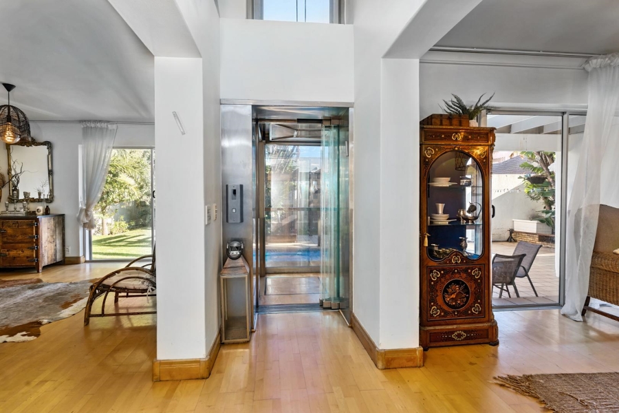 5 Bedroom Property for Sale in Fresnaye Western Cape